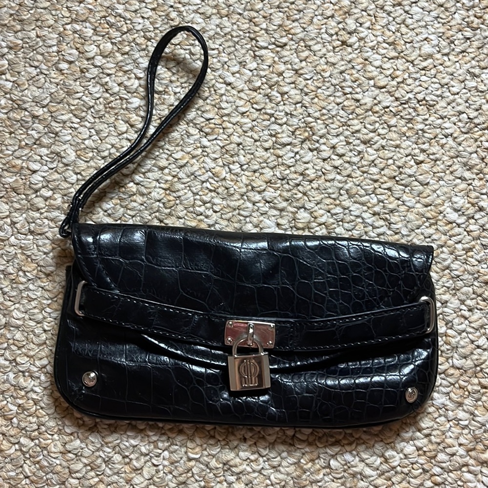 Jennifer Lopez black leather clutch (read)